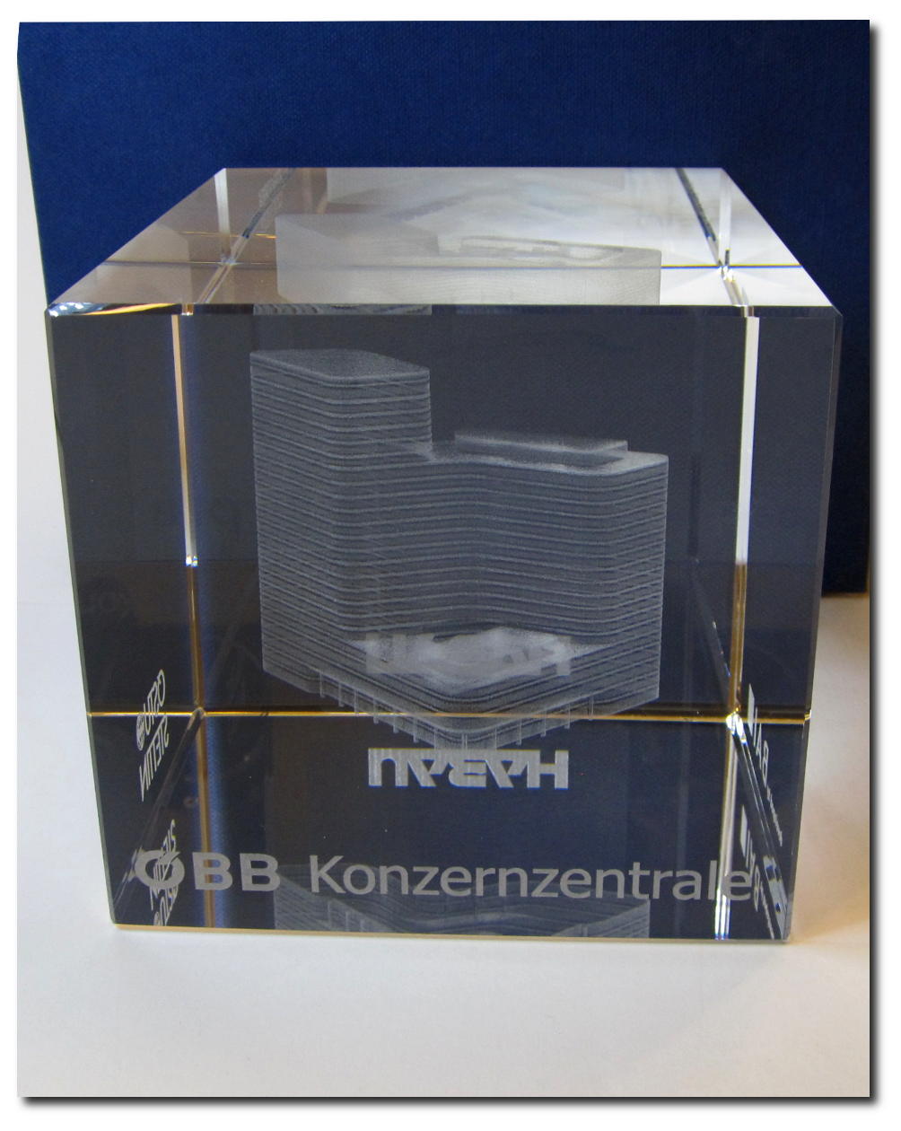 Glaswürfel mit Gravur, 3D Modell beigestellt Glaswürfel mit Gravur, 3D Modell beigestellt