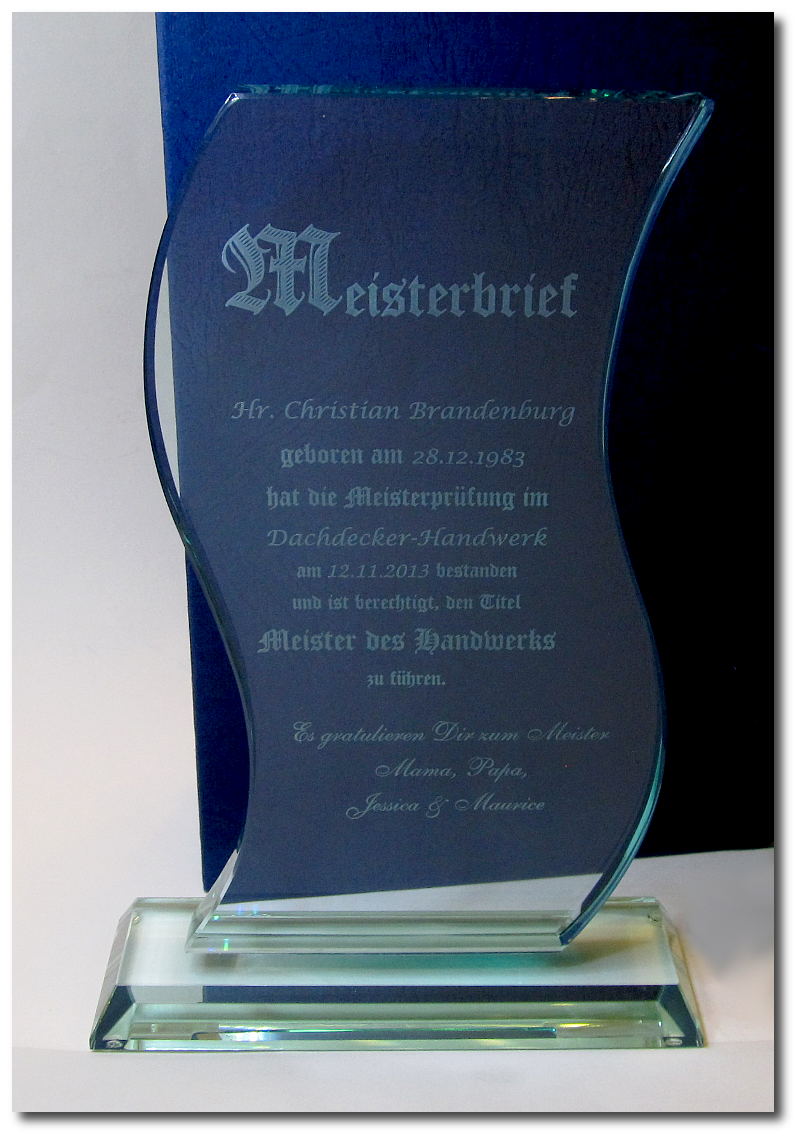 Glastrophäe Schwung mit Lasergravur Glastrophäe Schwung mit Lasergravur
