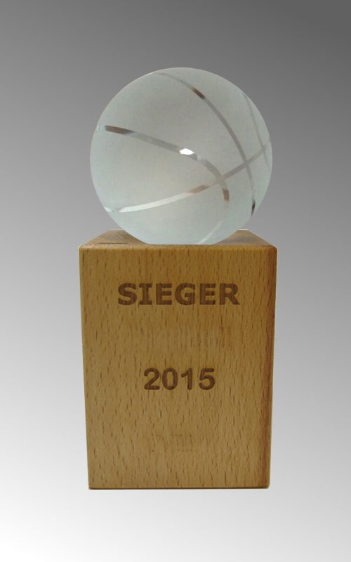 Holzquader mit Basketball aus Glas Holzquader mit Basketball aus Glas
